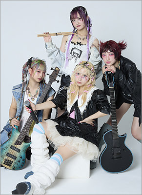 国内外で大注目のガールズラウドロックバンド 花冷え。初の